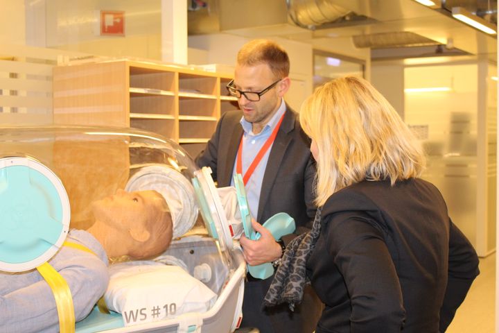 Fridtjof Heyerdahl, sjef i Epiguard, demonstrerer kapselen for næringsminister Monica Mæland.