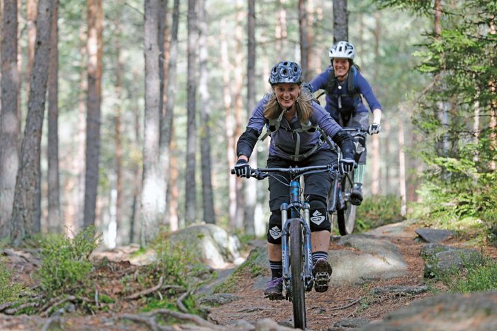 DEL STIEN: Sykling i terrenget er utfordrende og gøy. Husk at du som syklist må følge hensynsregelen. Foto: Magnus Nyløkken/Skiforeningen.