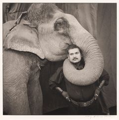 MARY ELLEN MARK, Ram Prakash Singh with the elephant Shyama, Great Golder Circus, Ahmedabad India, 1990, Møllersamlingen. © Mary Ellen Mark.