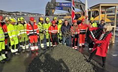 Ordfører i Harstad, Kari-Anne Opsal, tar første spadetak i Harstadpakkens trinn to foran en feststemt gjeng fra Statens vegvesen, Harstad kommune, Troms og Finnmark fylkeskommune og entreprenørselskapet, Anlegg Øst AS. Foto: Statens vegvesen.