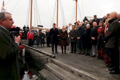 Redningsselskapets president, Nicolai Jarlsby, ønsker donatorer og øvrige gjester velkommen til høytidelig dåp.