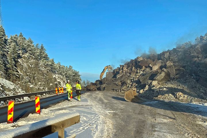 Arbeidet med å utbedre rv. 22 sør for Rakkestad sentrum er godt i gang. Mandag 2. januar starter arbeidet med å fjerne høye fjellskjæringer. Av hensyn til sikkerheten er vi nødt til å stoppe trafikken mens sprengningsarbeidet pågår. Foto: Lars Frode Christiansen, Statens vegvesen