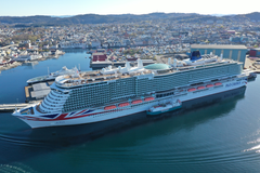 Iona fra Carnival Cruises til kai i Haugesund. Foto: Karmsund Havn