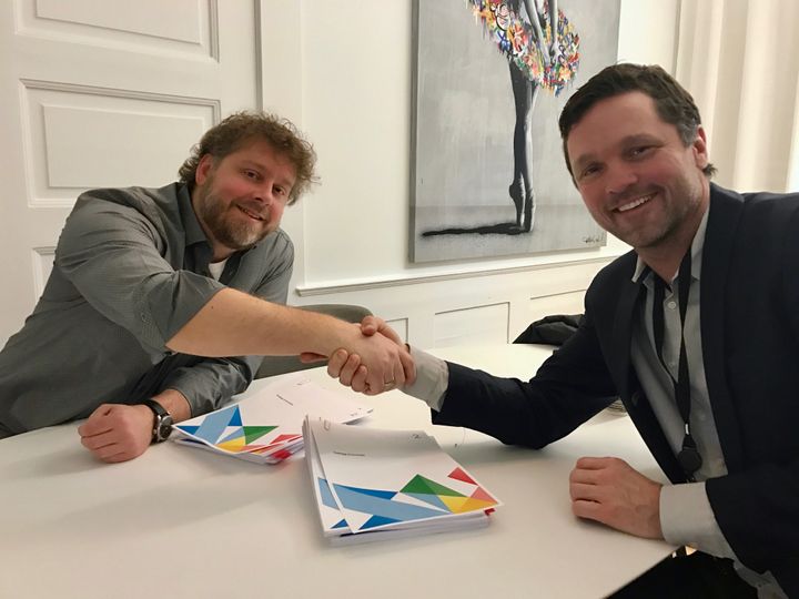 Daglig leder Jørgen Hermansen i Strix og programdirektør Jarle Nakken i TV 2 signerte i går avtalen om en ny sesong av «Farmen kjendis».