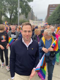 Leder i Oslo Pride Dan Bjørke, her avbildet i Regnbuetoget september 2022. Foto: Rohan Fernando / Oslo Pride