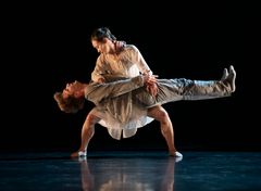 Mariko Kida og Johnny McMillan, begge dansere i Staatsballett Berlin, framfører en duett fra Mats Eks «Juliet & Romeo». Foto: Erik Berg
