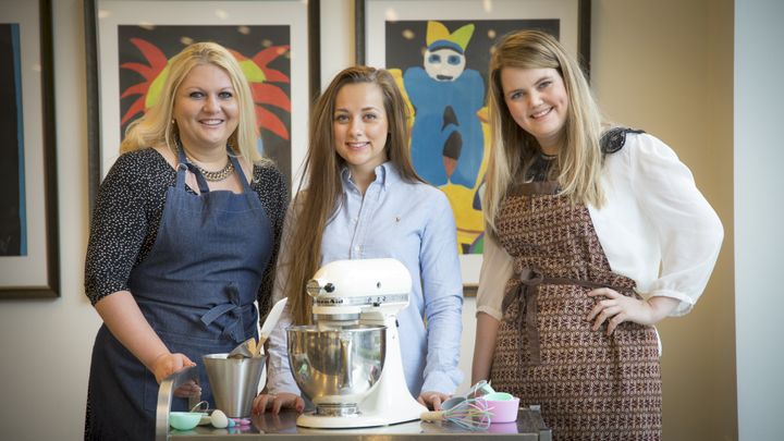 Fra venstre: Blogger Kristine Ilstad, innholdskoordinator Hanna Sundquist, og redasjonelt ansvarlig Hilde Aasnæs. Blogger Kristine Ilstad står bak bloggen Det søte liv, innholdskoordinator for Bakelyst Hanna Sundquist, og Leder for redaksjonell utvikling Hilde Aasnæs. Foto: Erik Hannemann, Egmont Publishing.