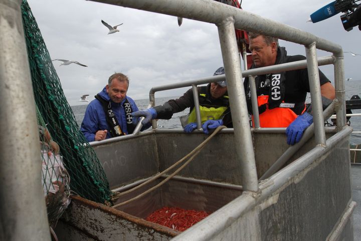 Fiskeriminister Harald T. Nesvik på rekefiske med Lennart Danielsen