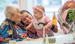 Beboere, ansatte og besøkende trives på Kampen Omsorg+. Foto: Kirkens bymisjon