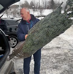 TAKK FOR TIPSET: Denne juletrekunden lærte seg noe nytt, da Grønt Punkt Norge fortalte hvordan juletrenettet skal sorteres. FOTO: Grønt Punkt Norge