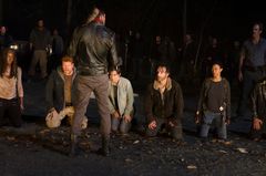 The Walking Dead: Sjette sesong avsluttet med et brutalt «elle, melle, deg fortelle». Hvem som må bøte med livet får vi svar på når den nye sesongen returnerer 24. oktober. Foto: FOX