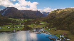 En av bedriftene i Vestland fylke som har mottatt støtte fra Innovasjon Norge i år, er Sogn Aqua AS. Her fra det landbaserte kveite-anlegget i Ortnevik, hvor det planlegges utvidelse med strømproduksjon fra solen. Foto: Sogn Aqua