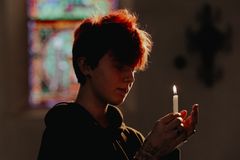Mange kirker arrangerer minnegudstjeneste og åpner kirker denne helgen for å takke for livet som har vært, for samtale, lystenning og for å samles i sorgen og savnet. Foto: Malin Longva / Den norske kirke