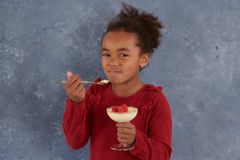 Panna cotta kan barna også lage, la de ta ansvaret for nyttårsdesserten! Foto: matstart.no