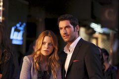 Tom Ellis i rollen som Lucifer – den falne engelen, og Lauren German i rollen som politietterforskeren Chloe Decker. FOX-serien har norgespremiere 30. mars klokka 21:55. Foto: FOX