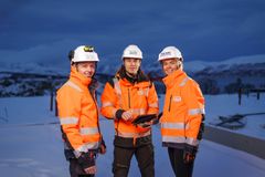 TROMSØ: Arbeidsleder Endre Halvorsen (t.v.), anleggsleder Daniel Skjønsfjell og prosjektingeniør Ingrid Sølverud på byggeprosjektet Norheim Terrasse i Tromsø er noen av dem som har jobbet med Peab Byggs grunnlisens for å kunne bygge svanemerkede bygg. Foto: Ørjan Bertelsen.