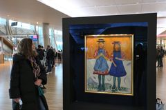Tyske Svenja Kuhfuss var overrasket over å se ekte Munch-kunst på lufthavnen. Hun kjenner godt til Munchs kuns, og har planlagt besøk til det nye museet førstkommende lørdag.
