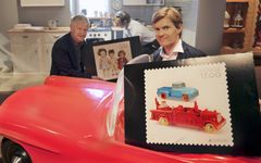 I bakgrunnen sitter Åsmund S. Lærdal på sitt kjøkken og eksperimenterer med PVC. Foran tablået i Norsk Barnemuseum i Stavanger viser sønnen Tore Lærdal og sønnensønnen Jon Åsmund Lærdal fram frimerkene som er i salg fra fredag 5. juni.