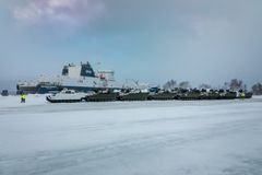 I dag startet lossingen av RO-RO-skipet Britannia Seaways ved Sørreisa havn. Foto Øivind Baardsen, Forsvaret