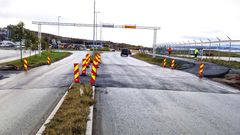 Her vil det opphøyde gangfeltet krysse Ringvegen. Den nye gang- og sykkelvegen til og fra Tromsø Lufthavn ses til høyre i bildet. Bussterminalen ligger til venstre bak rundkjøringa. Foto: Statens vegvesen.