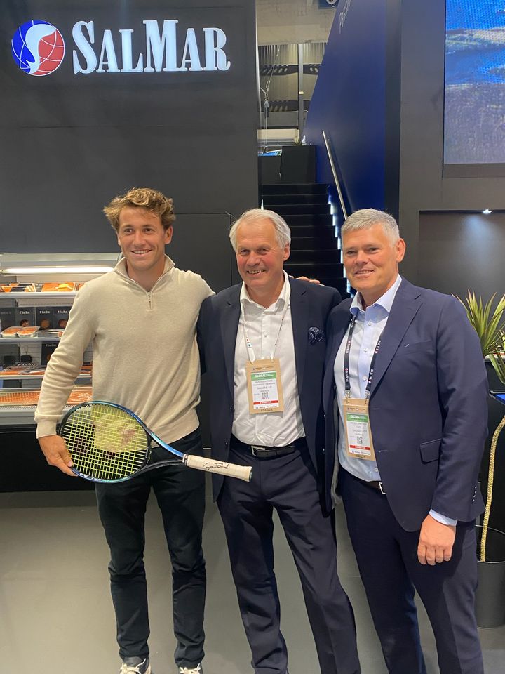 Casper Ruud, Gustav Witzøe, styreleder i SalMar og Frode Arntsen, konsernsjef i SalMar under sjømatmessen i Barcelona hvor avtalen ble signert. Foto: Team Ruud