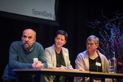 Grunnlegger av Norsk Revyfestival og president i Toillingforbundet, Lornts Mørkved, styreleder i Norsk Musikkråd, Eline Melgalvis og konsernbanksjef for gavefondet i SpareBank 1 Midt-Norge, Eli Arnstad. (Foto: Birgitte Heneide, Frivillighet Norge)