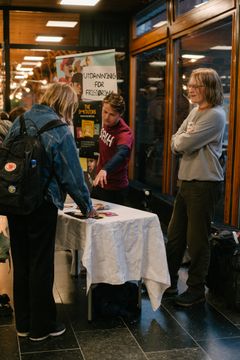 Diktator-kondomene deles nå ut ved ulike universiteter og høyskoler rundt i landet. Her er det Peter Knutsen Løvhaug (midten) og Torbjørn Åhjem fra SAIHs lokallag ved Blindern i Oslo som står for utdelingen.
