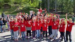 4. klasse Greveløkka skole, Hamar, vant Nasjonalforeningen for folkehelsens hoppetaukonkurranse 2015. Generalsekretær Lisbet Rugtvedt og Markus Bailey (helt bakerst) feiret seieren med barna.