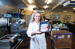 Seniorforsker Marit Kvalvåg Pettersen i Nofima har testet hvordan ulike væskeabsorbenter påvirker kyllingens saftighet og bakterienivå.  Foto: Jon-Are Berg-Jacobsen, Nofima