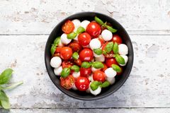 Navnet salat caprese betyr salat fra Capri. Her har vi brukt mozzarellakuler og små cherrytomater. Server salat caprese som en egen rett til lunsj eller som forrett.