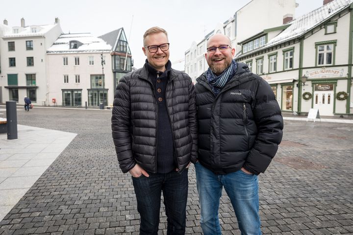 Morten I. Jensen (til høyre) og Lars Richard Olsen gleder seg stort til satsingen på ny avis i Harstad. De blir henholdvis ansvarlig redaktør og nyhetsredaktør.
Foto: Øivind Arvola