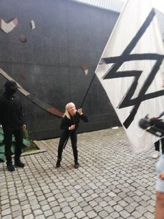Pia backstage på VG-lista med crewet til Alan Walker.