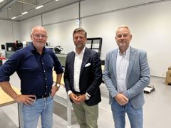 Direktør Bjørn Glenn Hansen ønsker Roger Persson og Jörgen Häll i Ryds Glass AB velkommen til Glass og Fasadeforeningen.