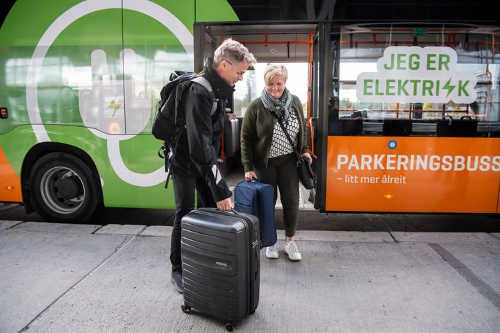 Egil Skarpsno og Siv Bente Flønes hadde kjørt elbil fra Alvdal og nå tok de elbussen til terminalen. Foto: Katrine Lunke/Apeland