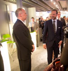 Erling Johansson i Innovasjon Norge Rogaland tar imot Kronprinsparet og Olje- og energiministeren (Foto: Innovasjon Norge / Tom Hansen)