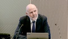 117 MILLIARDER I FORBUKSGJELD: Finanstilsynet påpeker at et rentehopp kan svekke sårbare husholdningers økonomi betraktelig, især de som har tatt opp forbruksgjeld. Her legger Morten Baltzersen fram tilsynets halvårlige rapport «Finansielt utsyn». Foto: Skjermdump, Dinero.no