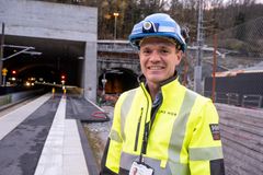 Prosjektleder Torstein Standal i Bane NOR foran de to tunnelene i Ulriken. Den gamle tunnelen som skal rehabiliteres kan sees til høyre for den nye på bildet. Foto: Jernbanemagasinet/Øystein Grue