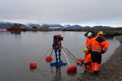 For første gang vil det bli gjennomført en strandrensingsaksjon på Svalbard, med de HMS-tiltakene det vil medføre for personell. Foto: Kystverket.