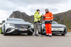 På Andøya utfordres navigasjonsteknologien i moderne elbiler. Nicolai Gerrard og Tomas Levin. Foto: Duus Media.