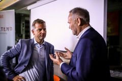 Frode Hvattum i samtale med debatteder Nils Gunnar Lie.