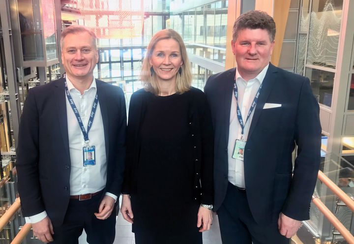 F.V.: Tord Rune Larsen, Sales Director Card i EVRY, Merete Eikeseth Gillund, CIO i Bank Norwegian, Jarle Eng, Key Account Manager Financial Services i EVRY.