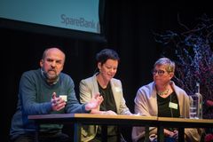 Grunnlegger av Norsk Revyfestival og president i Toillingforbundet, Lornts Mørkved, styreleder i Norsk Musikkråd, Eline Melgalvis og konsernbanksjef for gavefondet i SpareBank 1 Midt-Norge, Eli Arnstad. (Foto: Birgitte Heneide, Frivillighet Norge)
