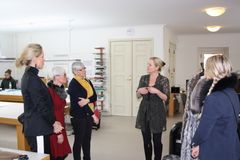 På besøk hos Kopenhagen Fur Studios: (f.v.) Julie Maria Iversen fra Kopenhagen Fur, Kirsti Welander (Ap), Jytte Sonne Juliussen (KrF), Catja Beck-Berge fra Kopenhagen Fur og Ane Mari Braut Nese (H).