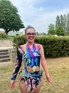 Sofia Mathisen med fire medaljer rundt halsen.