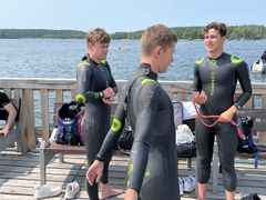 Casper Stornes, Felix Almløf og Sebastian Wernersen gjør seg kjent med svømmeløypa i Olsztyn i Polen. Foto: Joakim Almløf/Norges Triatlonforbund