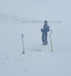 Isfiske er av og til for spesielt interesserte Foto: Arild Bjørge