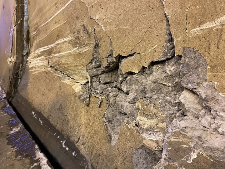 Dette betongelementet i Nordbytunnelen ble ødelagt i en trafikkylykke i fjor og skal byttes. Foto: Statens vegvesen