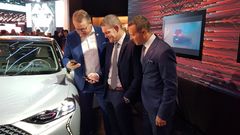 Stian Gihle, PR-sjef, Thorbjørn Myrhaug, konserndirektør PSA Norge og Thomas Christensen, merkesjef DS, følger spent med på reservasjonene som tikker inn på DS 3 Crossback E-Tense.