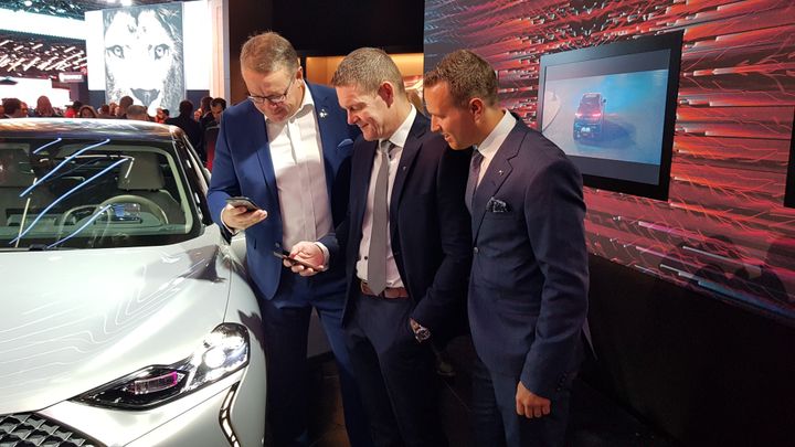 Stian Gihle, PR-sjef, Thorbjørn Myrhaug, konserndirektør PSA Norge og Thomas Christensen, merkesjef DS, følger spent med på reservasjonene som tikker inn på DS 3 Crossback E-Tense.