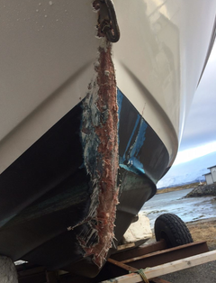 Denne båten fikk et ublidt møte med en stolpe på en holme. Foto: Frende Forsikring.